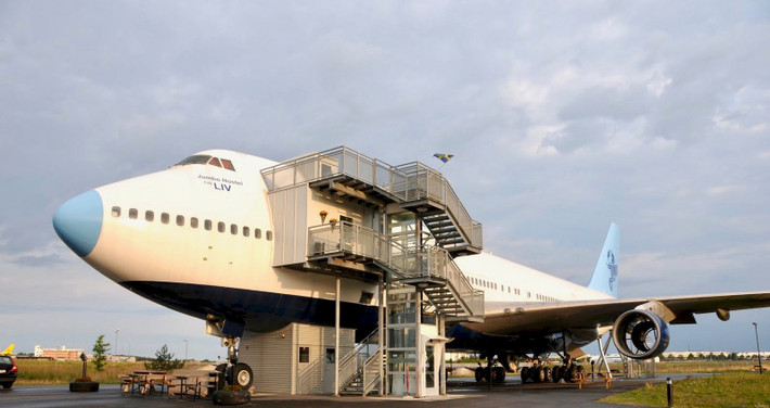 Khách sạn Jumbo Stay ở Stockhom (Thụy Điển) được cải tạo từ chiếc Boeing 747, từng phục vụ cho hãng bay Transjet.