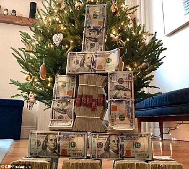 Các cậu ấm, cô chiêu đón Giáng sinh bằng cây thông Noel được tạo nên bằng những cọc tiền với mệnh giá mỗi tờ 100 USD.