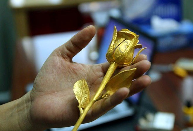 Chính vì độ khó, giá thành cao nên đơn vị này chỉ sản xuất 5 bông hồng đúc vàng nguyên khối đính kim cương. Ảnh: Karalux.