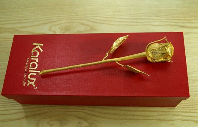 Mỗi bông hồng vàng sử dụng hết 5,5 lượng vàng ( 55 chỉ 24K) và 46 viên kim cương tự nhiên có kích thước 1,5 ly và 16 viên đá Ruby đỏ. Ảnh: Karalux.
