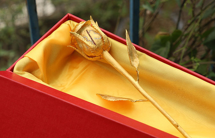 Số ngày 8/3 được đính bằng kim cương tự nhiên và Ruby đỏ. Ảnh: Karalux.