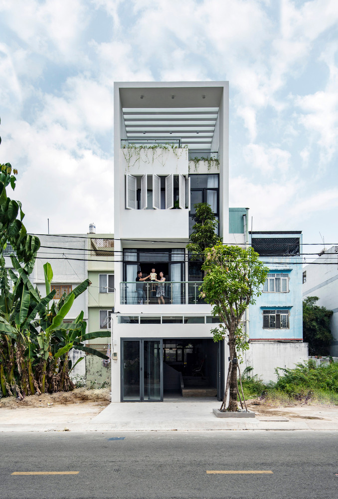 Nằm trên một con phố mới ở TP HCM, ngôi nhà Connect House là không gian sống cho gia đình gồm có cha mẹ và cậu con trai.