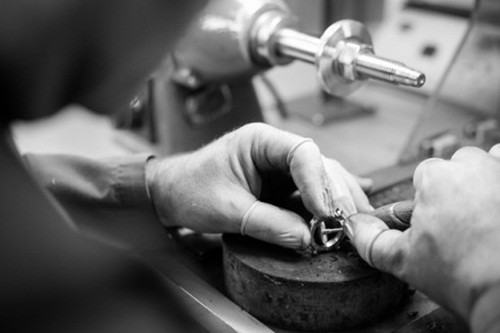 Chopard tự sản xuất các công cụ dùng trong việc chế tạo và hoàn thiện trang trí cho các bộ phận của đồng hồ.