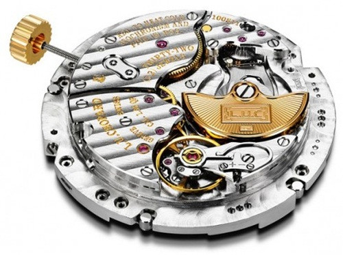 Máy CNC cắt các tấm kim loại đồng thành những tấm đĩa và tiện nên các chi tiết trên đó theo thiết kế.