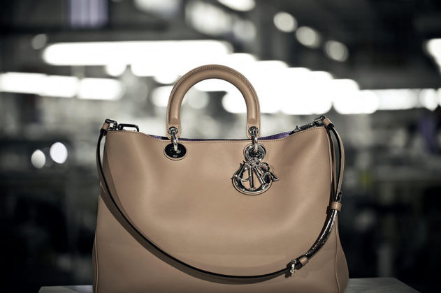 Mỗi chiếc túi xách của Dior sau khi hoàn thiện được bán lẻ với giá khoảng 5.000 USD. Nguồn ảnh: Scienceoholic.