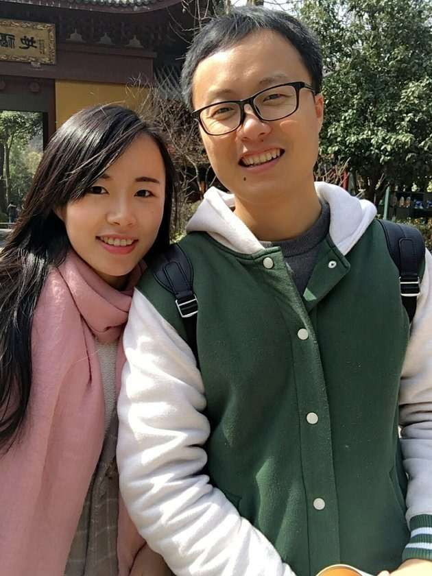 Cặp đôi Yiqin Lu và Hedong Zhang đang chuẩn bị mọi thứ cho đám cưới, bao gồm tìm xem lại những bức ảnh hồi nhỏ, thì họ phát hiện một sự trùng hợp ngẫu nhiên rất thú vị: Hedong Zhang từng ngẫu nhiên chụp ảnh với mẹ vợ.