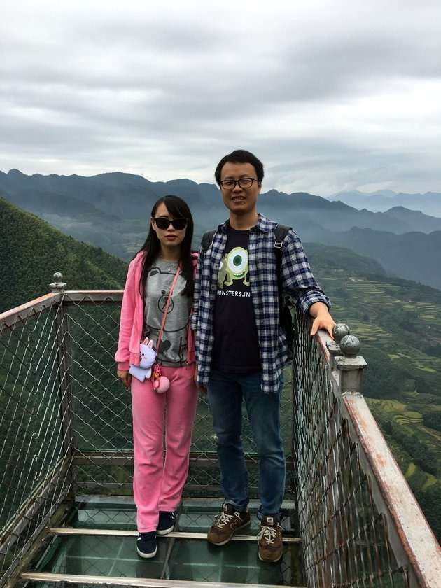 Sau khi tìm hiểu sâu hơn về những câu chuyện sau các tấm ảnh, cặp đôi sắp cưới phát hiện cả hai gia đình họ đều đi du lịch trên cùng một chuyến xe bus trong ngày định mệnh đó.