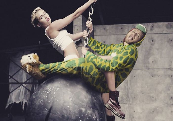 Miley Cyrus bị anh chàng Valentino phá đám khi trình diễn.