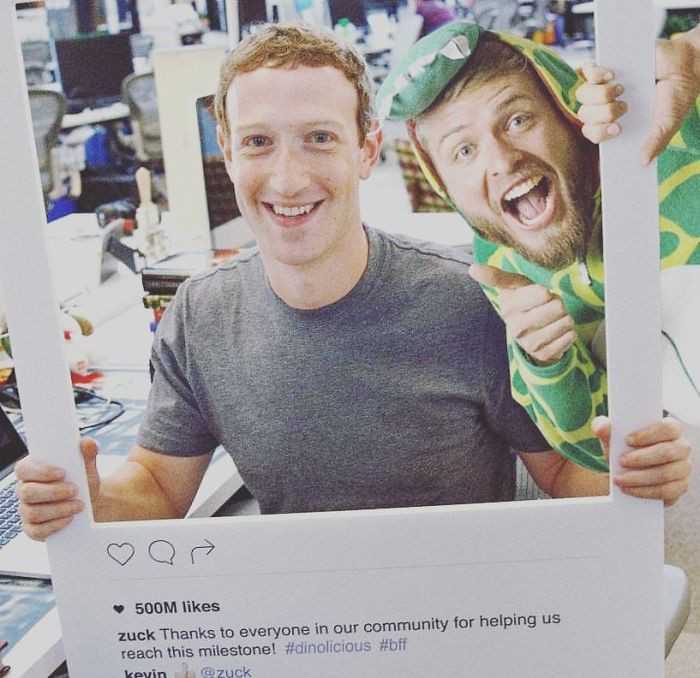 Chụp hình cùng ông chủ Facebook Mark Zuckerberg.