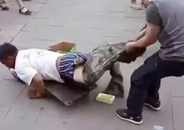 Đầu tháng 7, một người đàn ông TQ khác giả vờ tàn tật để ăn xin trên đường phố nước này cũng bị người qua đường lật tẩy.