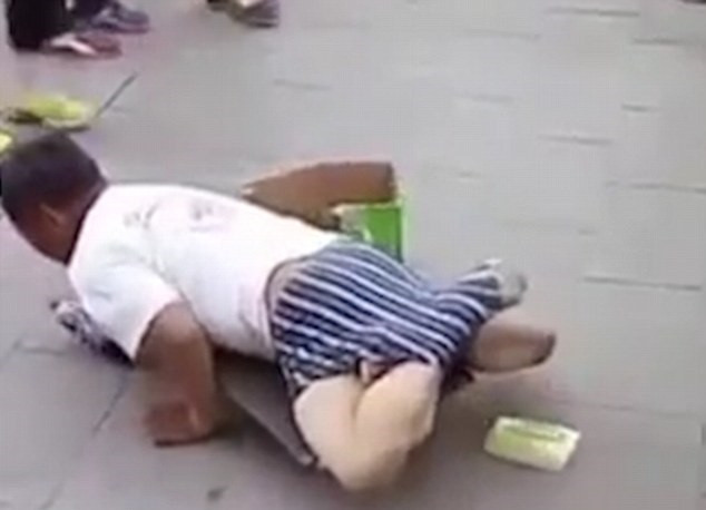 Quá xấu hổ, tên ăn xin giả mạo đã vội vàng dùng tay lết đi vì hai chân của hắn bị mắc kẹt không tài nào tháo ra được.