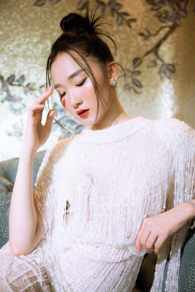 Phan Cẩm Nhi (sinh năm 2000, quê Đà Nẵng) được biết đến khi góp mặt trong nhiều cuộc thi sắc đẹp. Cô nàng gây chú ý bởi gương mặt có nhiều nét hao hao với mỹ nhân Hoa ngữ - Lưu Diệc Phi.