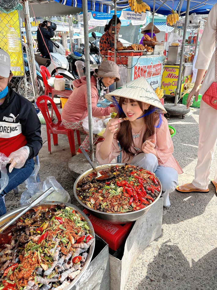 Trước đó không lâu, Trang Nemo từng khiến nhiều người ngán ngẩm khi khoe clip đi lễ chùa đầu năm trong trang phục sườn xám đỏ.