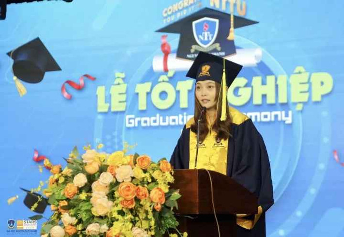Lyna Chhoeung thành thạo tiếng Việt. Bài diễn văn của cô trong lễ tốt nghiệp được soạn bằng tiếng Việt.