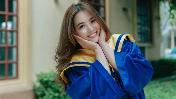 Lyna Chhoeung học đại học ngành Dược ở Việt Nam. Cô sinh sống và học tập ở TP.HCM 5 năm.