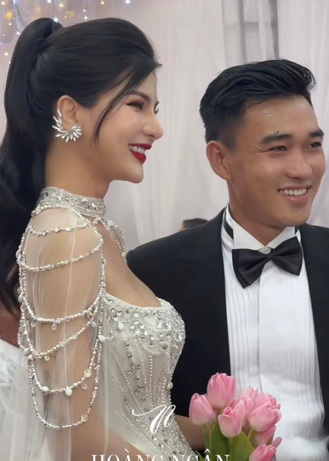 Không chỉ sở hữu nhan sắc xinh đẹp, gia thế của cô dâu Đồng Tháp cũng chẳng phải dạng vừa.
