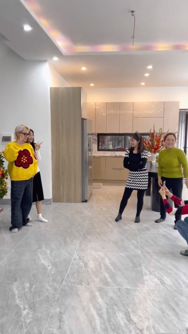 Dù hiện tại Phạm Thoại đã có chút thành quả trong sự nghiệp, nhà đẹp, có tài chính ổn định, có thể mua và thực hiện những thứ mình mong muốn thế nhưng hiện tượng mạng này vẫn không khỏi buồn lòng mỗi dịp Tết đến xuân về, bởi anh không còn được đón năm mới bên cạnh bố nữa.