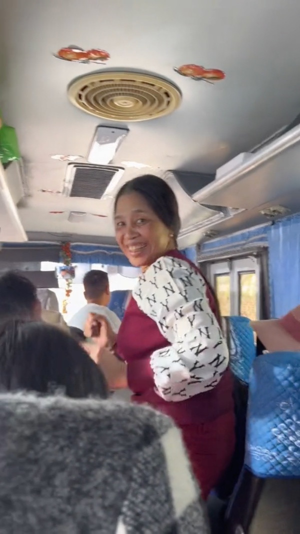 Phạm Thoại chia sẻ: “Gia đình đầy đủ rồi chỉ còn thiếu bố thôi” khiến nhiều người nghẹn lòng.