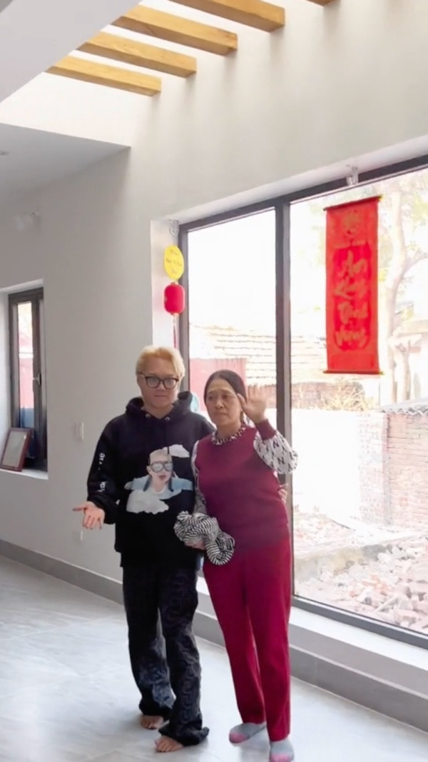 Phạm Thoại chia sẻ thêm, mặc dù hiện tại căn nhà cũng chưa hoàn thiện xong 100% nhưng có thể nói nó vẫn rất ấm cúng vô cùng.