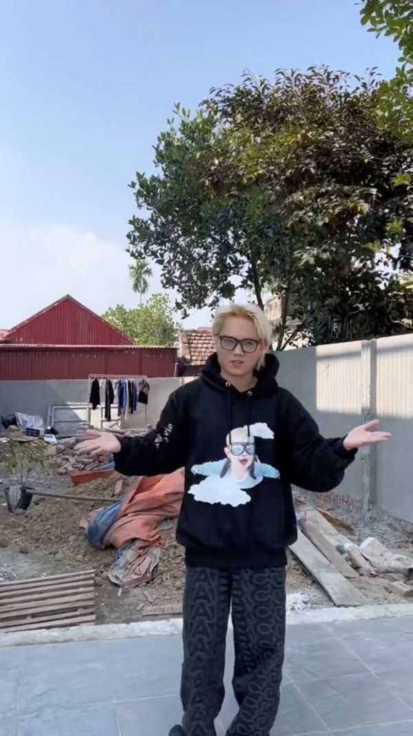 Có nhà mới, kinh tế ổn định hơn, chưa bao giờ mà nhà Phạm Thoại đông người đến chúc Tết như vậy: “Bình thường mọi người đến nhà mình chúc tết chắc chỉ ngồi được 2-3 phút, vì nhà không có chỗ ngồi với lại nó cũng không có đẹp. Nhưng mà năm nay mọi người ngồi khá là lâu, tâm sự, trò chuyện...".