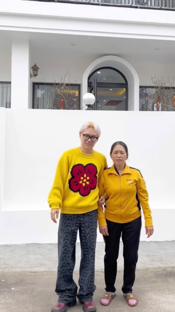 Phạm Thoại không ít những lần xuất hiện gu thời trang lạ lùng, phát ngôn gây sốc. Thế nhưng ít ai biết được rằng, đằng sau những thành công như hiện tại là quá khứ nhiều khó khăn buộc anh chàng phải nỗ lực và đánh đổi nhiều thứ để thay đổi cuộc sống.