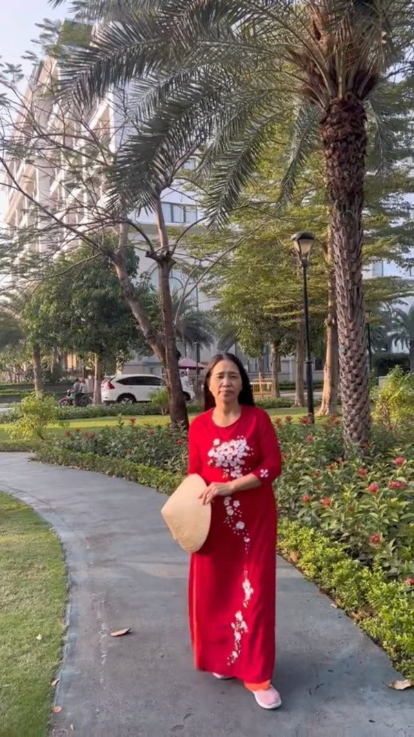 Phạm Thoại không ngừng khóc nức nở vì nhớ bố, bởi lẽ lúc bản thân lúc trưởng thành, có thể lo được cho gia đình nhưng người thân lại không còn đông đủ.