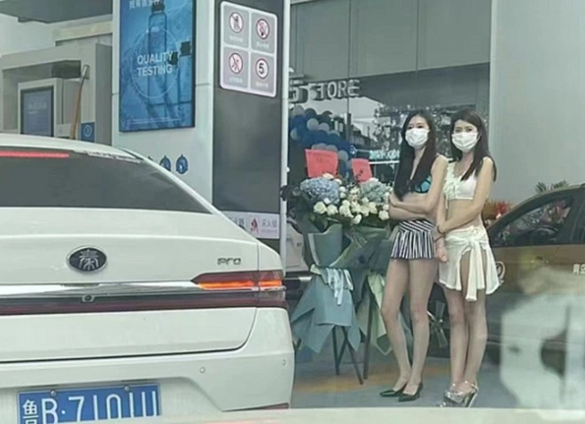 Thậm chí, có ý kiến cho rằng, người đẹp này đang cố tình câu view bằng hình ảnh gợi cảm, không chỉ đơn thuần là đến đổ xăng như những người khác.