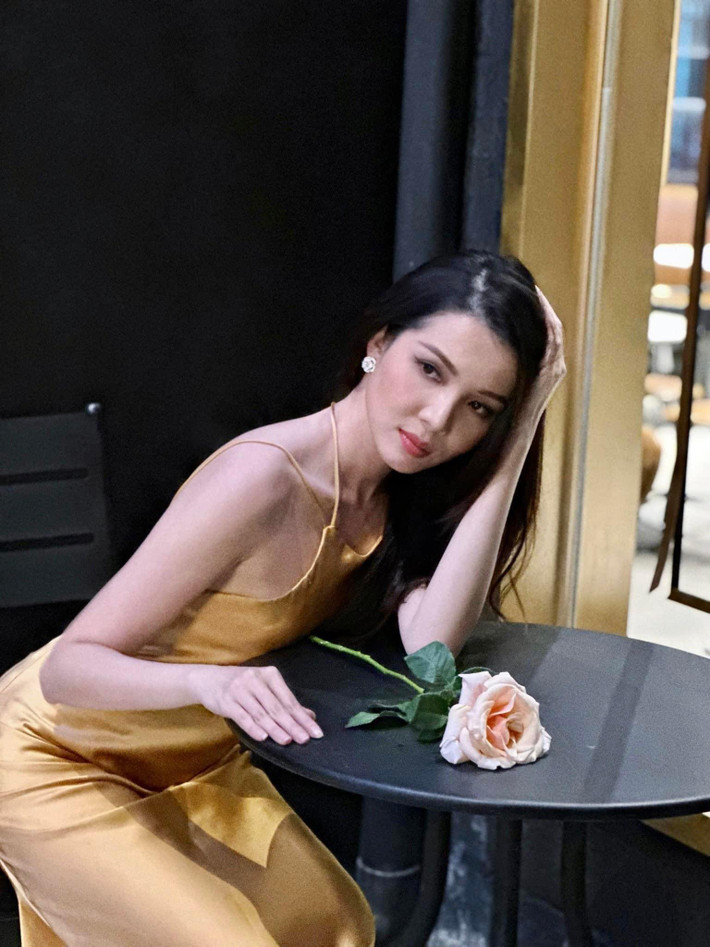 Sự gợi cảm trong phong cách thời trang của Thúy Vi được thể hiện một cách vừa đủ. Xây dựng hình ảnh một người đẹp có phong cách gợi cảm, nữ tính, váy lụa - được ví như "biểu tượng của sự cám dỗ" không thể thiếu trong tủ đồ của cô.