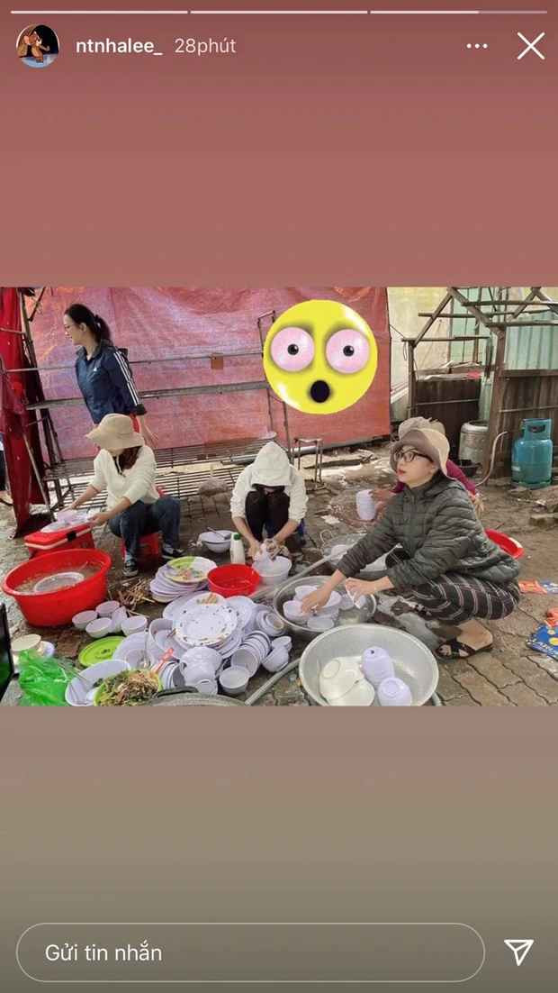 Khoe ảnh đang cùng mọi người rửa một núi bát đĩa, gái xinh chỉ mặc áo phao tối màu, đi dép lê, khác hẳn với vẻ ngoài lung linh trên Instagram.
