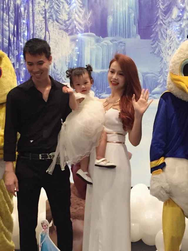 Không những thế ông xã Huyền Baby còn dành cho vợ rất nhiều món quà giá trị lớn.