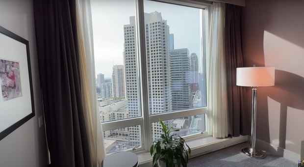 Điều khiến Khoa Pug ưng ý nhất là view đắc địa của căn phòng nhìn ra toàn thành phố Chicago, phía dưới là con sông Chicago - con sông nổi tiếng trên thế giới chảy ngược.