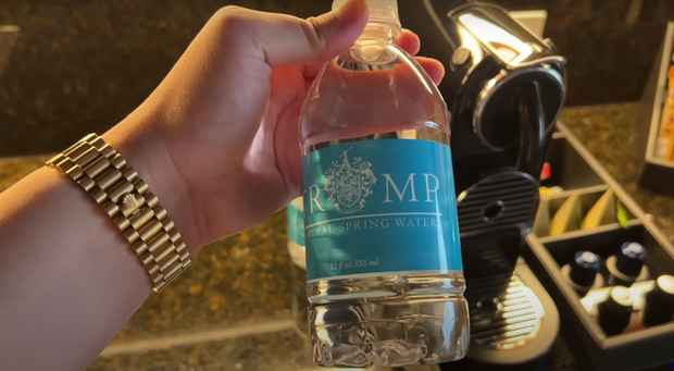 Với mức giá đắt đỏ này, chất lượng phòng ốc được Khoa Pug nhận xét rất tiện nghi, sang trọng. Phòng có đầy đủ các khu với chỗ nấu ăn rộng rãi, nhà vệ sinh có tivi gắn trong gương. Ngoài ra còn có máy pha cafe, máy nướng bánh mì, máy rửa chén, tủ lạnh có các loại nước tăng lực, coca cola, coke...