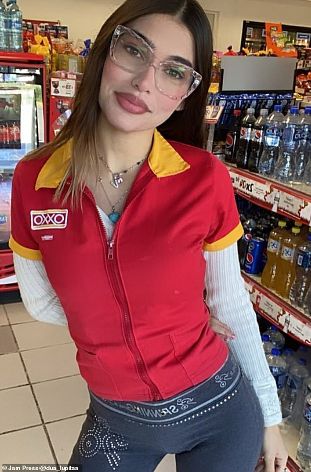 Khi Alejandra gọi điện cho khách hàng để mua hàng, họ không thể không nhận xét về ngoại hình của cô ấy.