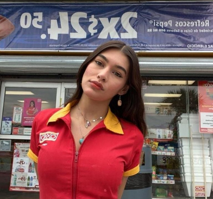 Alejandra đã trở nên nổi tiếng sau khi đăng video của mình đằng sau sổ đăng ký