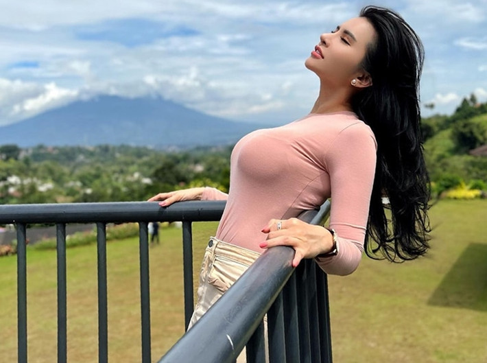 Hầu hết, cộng đồng mạng đều bình luận cho rằng Maria Vania sở hữu sắc vóc nóng bỏng, không thua kém một người mẫu nào.