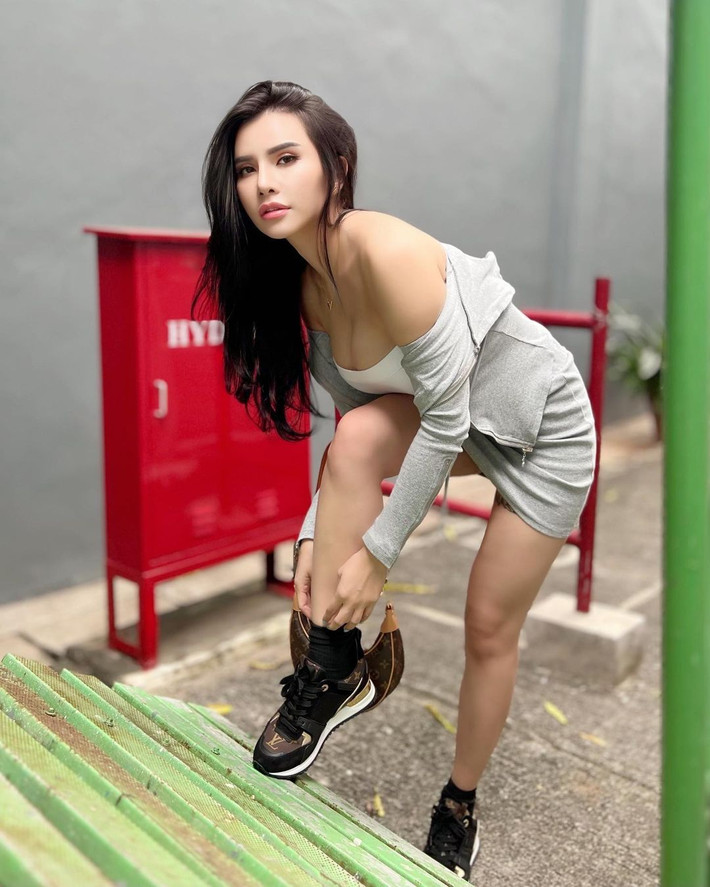 Đặc biệt, nữ MC này đã không ăn cơm trắng từ năm 2014 đến nay. Cô cho hay lý do bản thân không ăn cơm là để giảm cân. "Nếu bạn bỏ cơm, bạn có thể giảm 1-2 g trong một tuần", cô chia sẻ. Thay vào đó, người đẹp này nạp carbohydrate bằng những loại thực phẩm như chuối, bánh mì, khoai lang và các loại rau củ như súp lơ, bắp cải, cải xanh, bí xanh.
