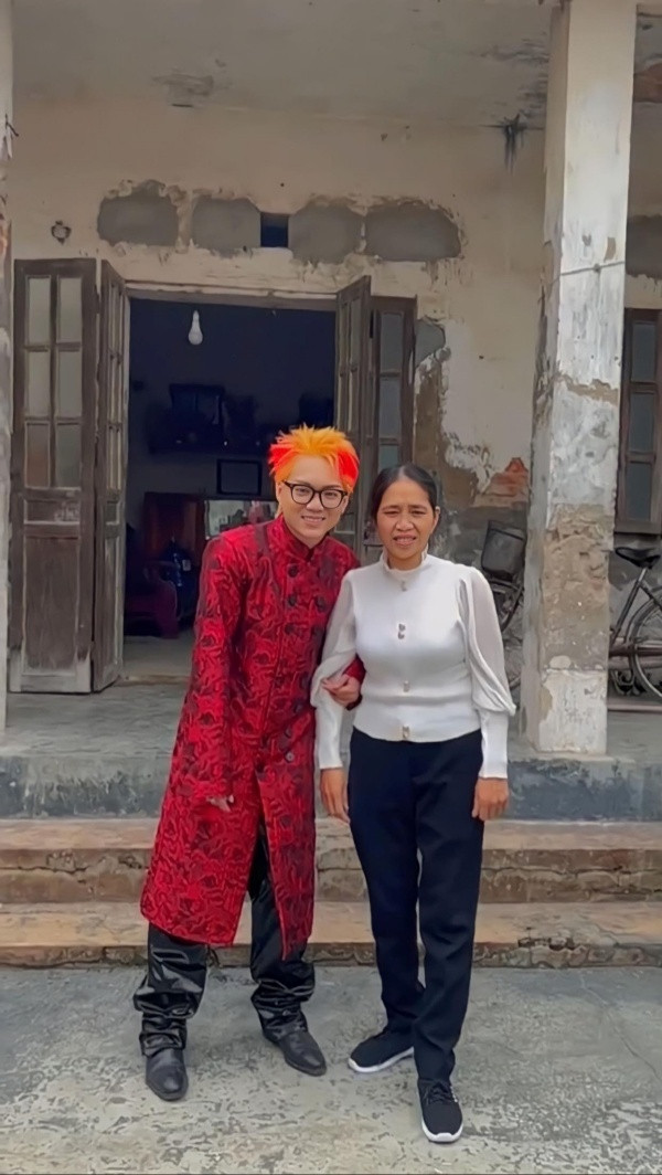 Dẫu vậy đến khoảng năm thứ 4 đại học, Phạm Thoại bắt đầu kiếm được cả trăm triệu từ kinh doanh do vậy anh quyết định dừng việc học.