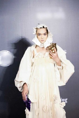“Không có bằng đại học, đi làm tháng vẫn kiếm trăm triệu. Nhưng có bằng đại học, lương các bạn có thể cao gấp trăm lần. Nếu như không có bằng đại học, đỉnh cao của các bạn chỉ ở tầm này thôi còn khi có bằng đại học, sẽ lên cao hơn gấp 10 lần”, Phạm Thoại chia sẻ.