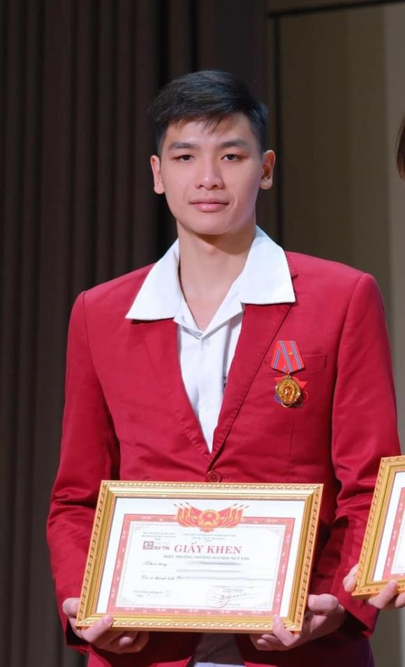 Kim Sơn chia sẻ: "Tôi đã có ý định nghỉ từ thời điểm SEA Games nhưng được mọi người động viên nên tôi đã cố gắng tiếp tục thi đấu. Đến ngày 10/6 tôi đã xin nghỉ ở đội tuyển và đến ngày 10/8 thì chính thức nghỉ...