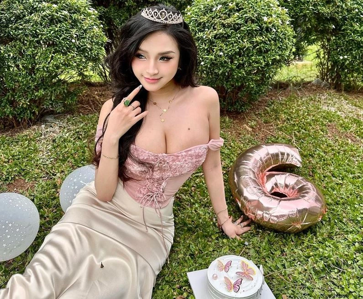 Nhan sắc xinh đẹp, vóc dáng bốc lửa là lợi thế giúp hot girl Đồng Nai tự tin lăng xê những bộ đồ ôm sát cơ thể.