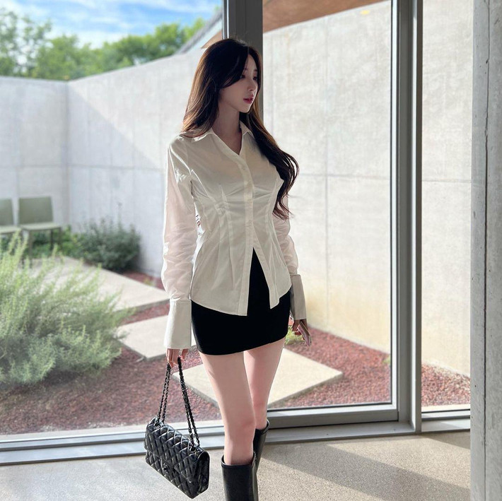 Sở hữu dáng người thanh mảnh, body chuẩn đồng hồ cát với vòng eo nhỏ, thon gọn, vòng 1 và vòng 3 đầy đặn, Sarah chuộng những thiết kế ôm sát thân hình, đó có thể là những mẫu đầm body, áo phối cùng chân váy hoặc quần ngắn.
