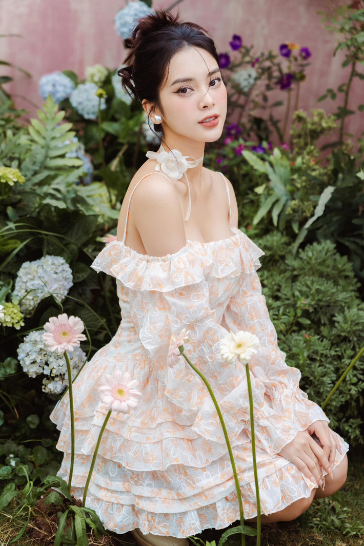 Mỗi lần xuất hiện, Quỳnh Lương đều nhận được nhiều bình luận khen ngợi của dân mạng vì sắc vóc "mình hạc xương mai" nhưng gợi cảm, đường nét gương mặt xinh xắn, cá tính.