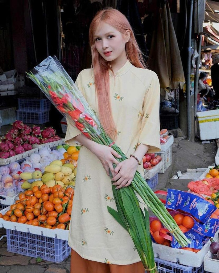 Mỗi lần về quê, hot girl Xoài Non đều ghi lại loạt khoảnh khắc đời thường, giản dị với người thân, thu hút sự chú ý của cộng đồng mạng.