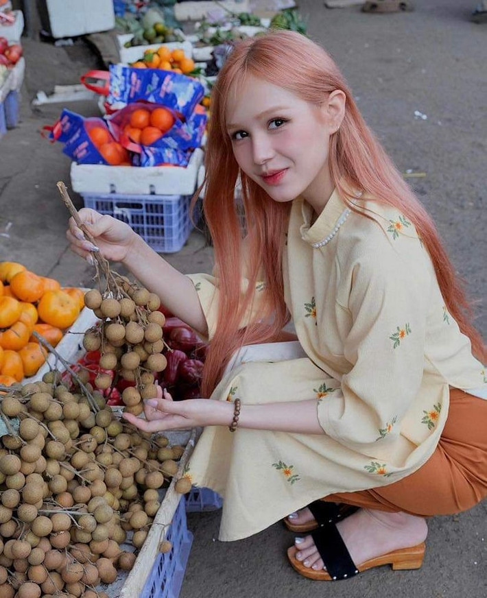 Trên trang cá nhân, Xoài Non chia sẻ: “Đón tết sớm cùng ngoại và quê nhà”.