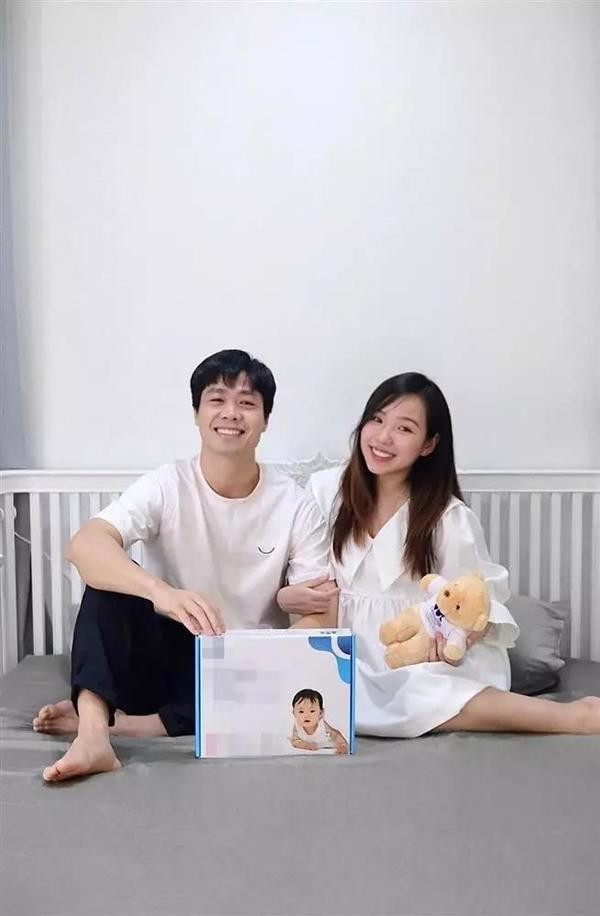 Thời gian qua, dân mạng chỉ thấy cặp đôi trong ống kính của “team qua đường” hoặc do bạn bè, người quen đăng tải.