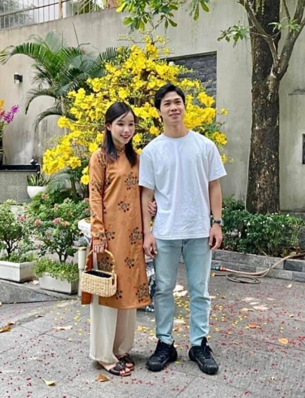 Đáng chú ý, Viên Minh luôn đeo khẩu trang, thỉnh thoảng đội mũ che nửa mặt, dường như không muốn gây sự chú ý. Vợ Công Phượng khiến ai cũng thầm ngưỡng mộ bởi sự tinh tế, ân cần của cô.