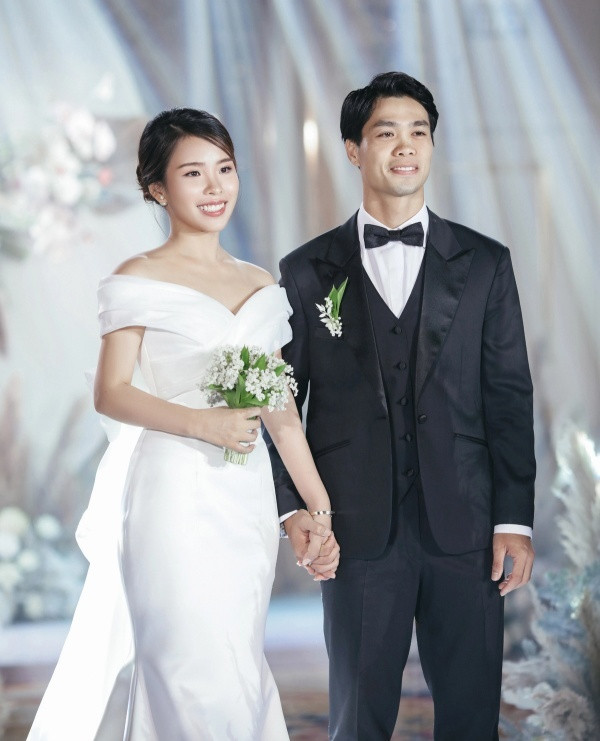 Khác với các nàng WAGs khác, Viên Minh rất hạn chế sử dụng mạng xã hội. Gần như khán giả chỉ được trông thấy vợ Công Phượng thông qua những lần chung khung hình với chồng hay bạn bè thân thiết.