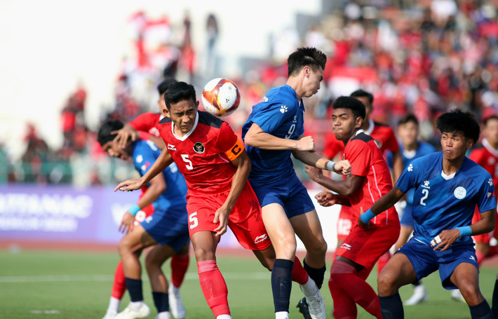 Sau tiếng còi khai cuộc, U22 Indonesia đã có cơ hội mở tỷ số khi Witan có pha cứ lòng đẹp mắt và buộc thủ môn Quincy phải bay người đấm bóng cứu thua ngay phút 3. Sau đó, các học trò của HLV Sjafri liên tục đưa ra những cú dứt điểm nhưng chưa thể có bàn thắng.