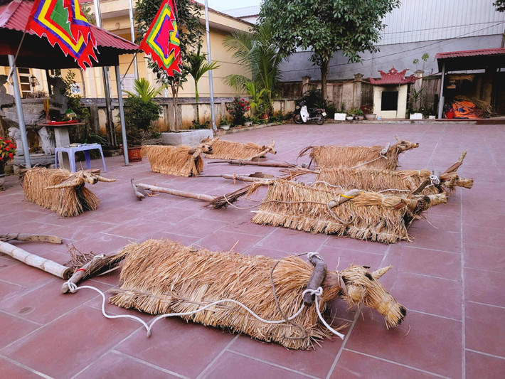 Cứ đến mùng 4 Tết hàng năm, người dân xa Đại Đồng (Vĩnh Tường - Vĩnh Phúc) lại nô nức tổ chức, tham dự lễ hội "Trâu rơm bò rạ".