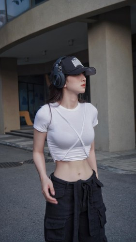 Ngoài sự quyến rũ đến từ outfit, Lê Bống cũng tự tin khoe nét cá tính với chiếc mũ lưỡi trai và chiếc headphone đi kèm.